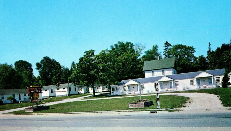 Vacationland Motel - Postcard (newer photo)